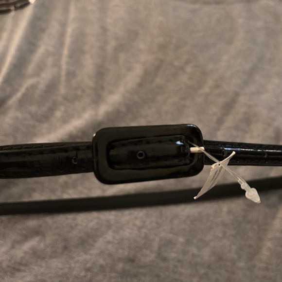 Sleeveless, belted sweater with sequin shoulders. - Picture 3 of 10